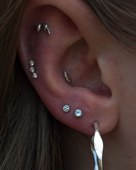 lil double lobe with a white gold hammered disc & CZ prong for Katie 🌕✨ we also downsized their healing conch piercing, featuring a fun 'Fernanda' end to pair with the adorable "FunGuys" in the flat 🥺 jewellery featured from @junipurrjewelry @tish_lyon 📍 @croidubhtattoo . . . . . #junipurrjewelry #jjspotlight #tishlyon #14ct #solidgold #whitegold #yellowgold #cubiczironia #legitbodyjewelry #bodyjewellery #safepiercing #lobepiercinv #conchpiercing #flatpiercing #helixpiercing #earpiercin... Flat Piercing Ideas, Flat Piercing, Piercing Ideas, Conch Piercing, Helix Piercing, Body Jewellery, Conch, Lyon, Body Jewelry