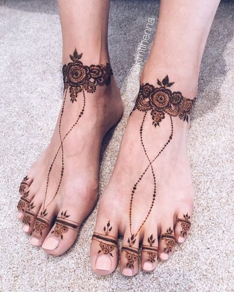 Looking for bridal feet henna inspiration? Here is a simple feet henna design perfect for any bride. An Arabic feet henna design that is so simple to do, but looks so elegant! Follow instagram.com/kimtihenna for more henna inspiration. #feethenna #bridalfeethenna #bridalhenna #bridalmehndi #simplehenna Side Feet Henna Designs Simple, Simple Feet Henna, Simple Foot Henna, Feet Henna Design, Mehendi Wedding, Henna Hand Designs, Leg Henna Designs, Cool Henna Designs, Feet Henna