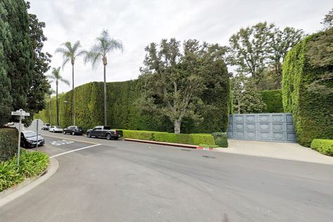 Jeff Bezos buys Los Angeles house for reported $165M - Curbed LA Old Hollywood Mansion, Jeff Bezos House, Hollywood Mansion, Los Angeles House, Bel Air Mansion, Malibu House, Real Estate Guide, Ferns Garden, Drifting Cars