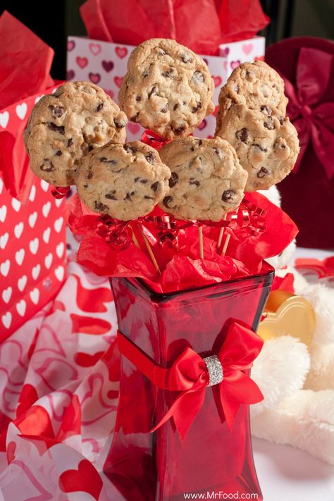 Long Stemmed Chocolate Chip Flower Cookies - Now here's a gift that everyone will love! A creative and tasty way to celebrate Valentine's Day. Cookie Bouquet Valentines Day, Chocolate Chip Cookie Bouquet, How To Make A Cookie Bouquet, Cookie Bouquet Ideas, Valentine Cookie Bouquets, Cookies Bouquet, Cakes 2023, Cookie Arrangements, Cookie Bouquets