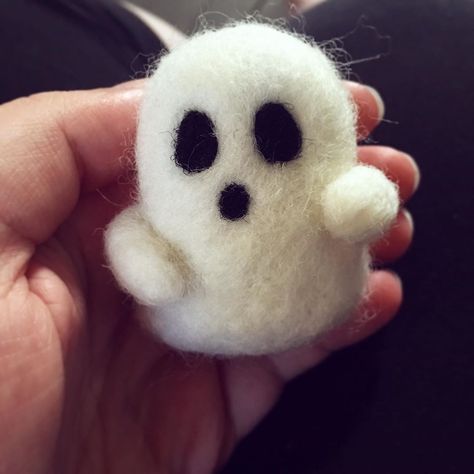 Halloween Felted Crafts, Needle Felted Ghost, Halloween Needle Felting, Felting Halloween, Felting Creatures, Community Crafts, Needle Felting Diy Tutorials, Felted Halloween, Halloween Felt Crafts