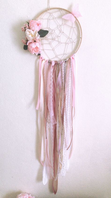 DIY boho chic Dream catcher made with ribbons, laces and beautiful flowers. Ribbon Dream Catcher Diy, Ribbon Dream Catcher, Diy Crafts Room, Crafts Room Decor, Dream Catcher Diy, Diy Boho, Crafts Room, Diy Crafts Room Decor, Boho Diy