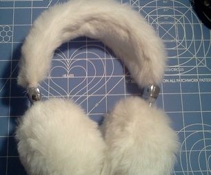 Faux Fur Earmuffs diy from old headphones Weird Headphones, Diy Earmuffs, Making Oc, Headband Earmuffs, Winter Fashion Accessories, Diy Headphones, Pink Headphones, Fur Earmuffs, Mad Hat