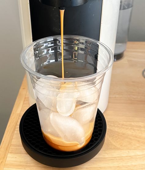 The Best Nespresso Iced Cinnamon Vanilla Coffee - Fresh Fit Kitchen Best Nespresso Pods, Nespresso Iced Coffee, Nespresso Drinks, Coffee Calories, Iced Coffee Recipes, Nespresso Recipes, Pumpkin Syrup, Espresso Pods, Nespresso Pods