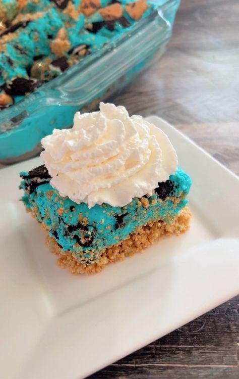 Cookie Monster Cheesecake Bars- you two favorite cookies combined into one cheesecake dessert! No Bake Cookie Monster Cheesecake, Monster Cookie No Bake Bars, Cookie Monster Cheesecake, Monster Cheesecake, Blue Cheesecake, Cheesecake Base, Slice Of Cheesecake, Cheesecake Bar, Cookie Crunch