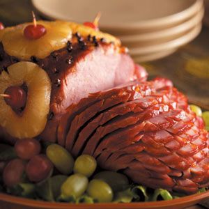 Contest-Winning Holiday Glazed Ham. "juicy, mouthwatering #ham recipe-- apricot glaze is delicious, and pineapple and cloves assure a truly lovely presentation." Thanksgiving Ham, Ham Glaze Recipe, Table D Hote, Christmas Ham, Glazed Ham, Ham Recipe, Ham Glaze, Ham Recipes, Paula Deen