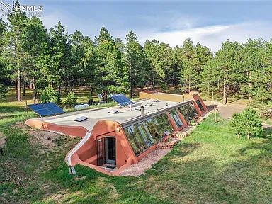 Building An Earthship Home, Earth Home Aesthetic, Earthships Architecture, Earthhome Earthship Home, Earthship Home Exterior, Earthship Bedroom, Earth Ship Homes Plans, Earth Homes Underground, Earth Ship Homes