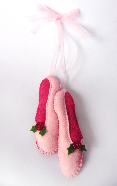 Felt Ballet Slippers Ornament Ballet Crafts, Ornament Inspiration, Dance Crafts, Ballerina Ornaments, Felt Ornaments Patterns, Ballet Shoe, Felt Ideas, Christmas Felt, Nutcracker Ornaments