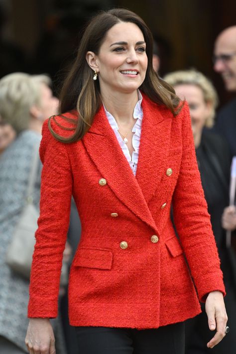 Red Blazer Outfit, Modern Fashion Outfits, Looks Kate Middleton, Estilo Kate Middleton, Crochet Dress Pattern Free, Look Formal, Summer Trends Outfits, Middleton Style, Blazer Outfit