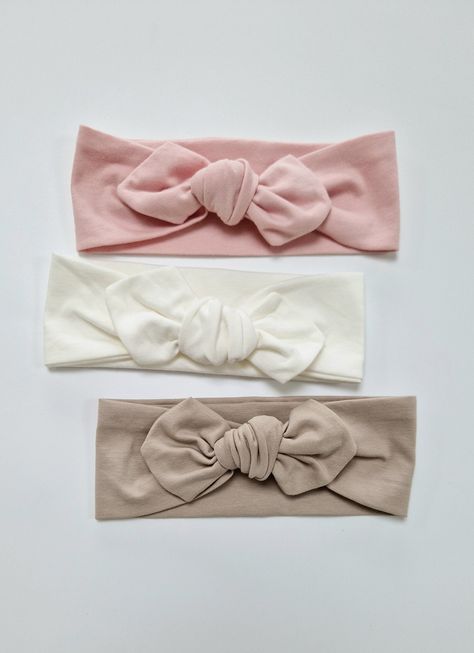 Our new Annie headbands are crafted from organic cotton and feature a delicate bow for the perfect finishing touch to your child's outfit. This high-quality material offers a stretchy fit and can be easily adjusted with a simple knotted bow. - Suitable for newborn and up - Made from 100% organic cotton Note: Please remove headwear when putting baby to sleep. Use only under adult supervision. Baby Hairband, Newborn Bows, Soft Headbands, Organic Cotton Baby, Headband Baby, Newborn Headbands, New Baby Girls, Baby Headband, Turbans