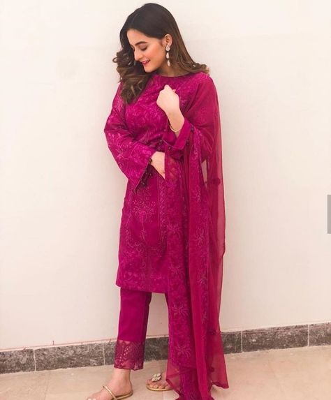 Pakistani Formal Dresses, Punjabi Outfits, Pakistani Fashion Casual, Pakistani Celebrities, Pakistani Dresses Casual, Pakistani Fashion Party Wear, Salwar Kamiz, Kurti Designs Party Wear, Dress Indian Style