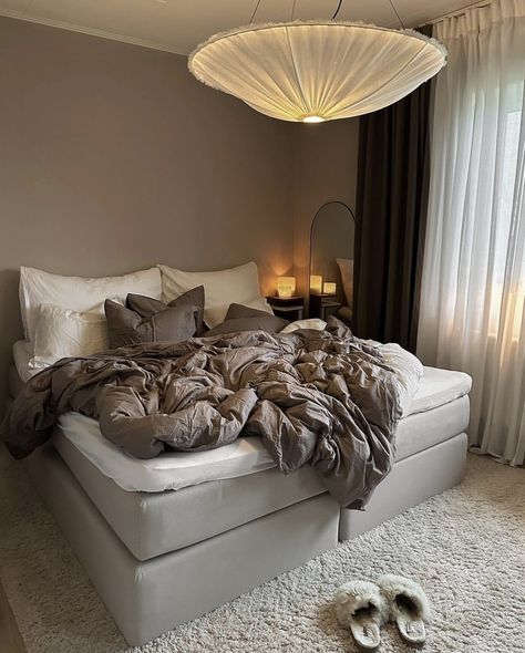 Bedroom Bedroom Aesthetic Ideas, Room Decor Bedroom Aesthetic, Decor Bedroom Aesthetic, Stylish Bedroom Decor, Comfy Bedroom, Chic Bedding, Dream Apartment Decor, Room Deco, Redecorate Bedroom