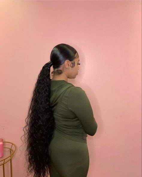 Middle Ponytail Black Women, Slick Curly Ponytail, Deep Wave Ponytail, Ponytail Weave, Long Ponytail Hairstyles, Back Ponytail, Weave Ponytail Hairstyles, Inspo Hair, Sleek Ponytail Hairstyles