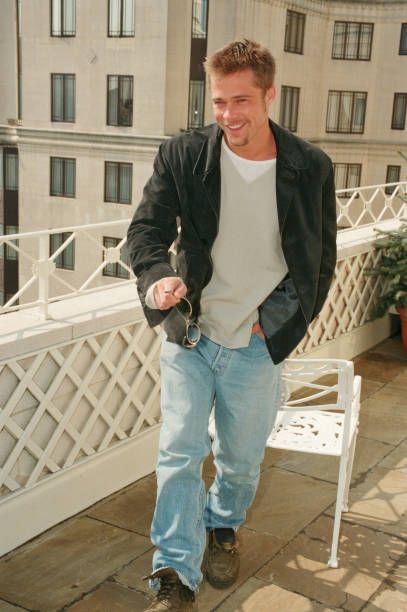 90s Aesthetic Men Outfit, 90s Aesthetic Men, Fall In London, Brad Pitt Pictures, Brad Pitt Photos, Legends Of The Fall, 2000 Fashion, 2000s Fashion, Brad Pitt