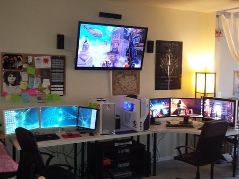 20 DIY Desks That Really Work For Your Home Office Double Pc Gaming Setup, Couples Gaming, Mounted Monitor, Diy Desks, Double Game, Diy Computer Desk, Battle Station, Room Concept, Bubble Games