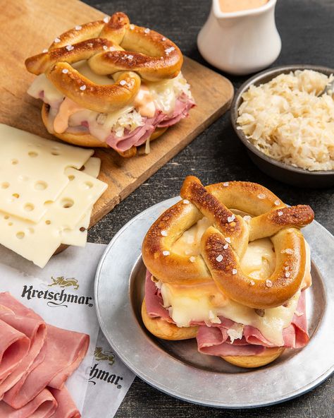 Pretzel Sandwich, Corned Beef Sandwich, Deli Sandwiches, Cold Cuts, Deli Meats, Grilled Cheese Recipes, Family Eating, Soft Pretzels, Corned Beef