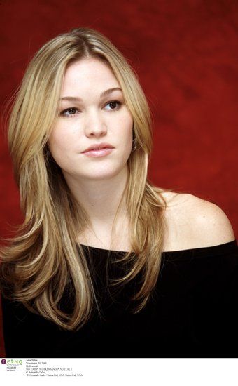 Julia Stiles as Dr. Erin Granger in Blood Gospel by James Rollins. Julia Stiles Hair, Blackberry Hair Colour, Justine Frischmann, Graduated Layers, Hair Lob, Hairstyle Guide, Hair Clipart, Julia Stiles, Long Haircuts