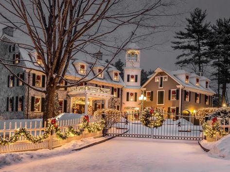 Classy House, Exterior Christmas Lights, Christmas Lights Outside, White Christmas Lights, Christmas House Lights, Lights Ideas, Collection Ideas, Christmas Decorations For Kids, Traditional Colonial