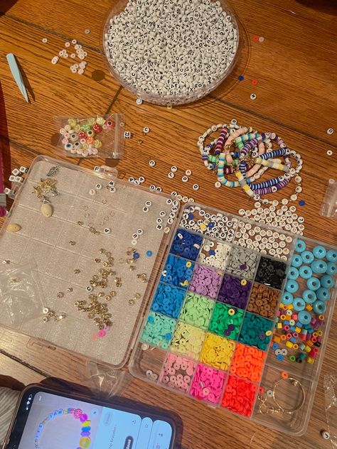 taylor swift bracelet ideas bracelet making friendship bracelets Friendship Bracelets Making Aesthetic, Bracelet Making With Friends, Friendship Bracelet Party, Bracelet Making Aesthetic, Friendship Bracelet Aesthetic, Friendship Bracelets Aesthetic, Nina Core, Taylor Swift Bracelet Ideas, Hosting Era