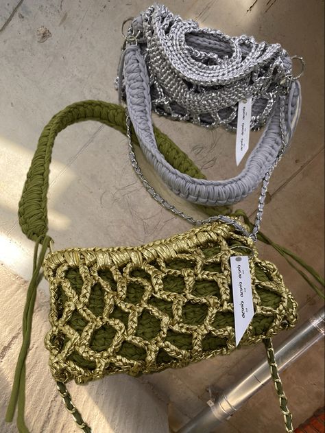 Thick Yarn Bag, Metallic Crochet Bag, Alienina Bag, Diy Crochet Hook, Crochet Business, Crochet Handbags Patterns, Handbag Pattern, Crochet Fashion Patterns, Crochet Crop