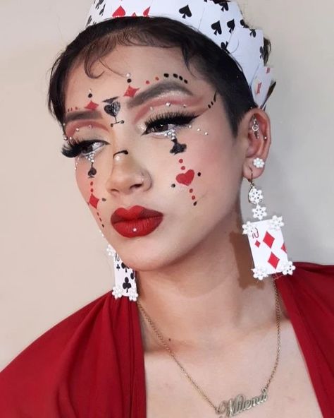 Maquillaje en @bychellvi #makeuphalloweenideas #poker #cartas #coronacartas #makeup #maquillaje #2022 #reina #halloween🎃 #halloweencostume #halloweenmakeup #maquillajehalloween #faceart #red #ideasmakeup Jester Halloween, Joker Halloween Makeup, Queen Of Hearts Makeup, Wonderland Makeup, Joker Halloween, Alice Costume, Creepy Halloween Makeup, Queen Of Hearts Costume, Alice In Wonderland Costume