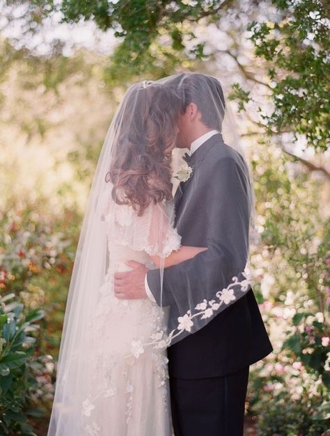 20+ Insanely Cute Wedding Photos To Cheer You Up No Face Photos, Bride And Groom Kissing, Photographer Ideas, Bride Head, A Royal Affair, Wedding Palette, No Face, Wedding Picture, Wedding Moments