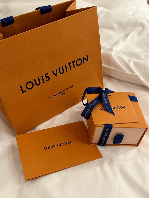 Deadly Doll, Shopping Mall Architecture, Luxury Packaging Design, Luxury Birthday, Orange Aesthetic, Louis Vuitton Designer, Bridal Ring Sets, Luxury Packaging, Main Page