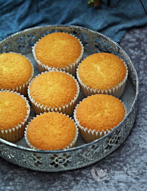 These soft and fluffy sponge cupcakes are very spongy and springy after baked. You can feel the 'doink ... doink' texture when you press on the cake Sponge Cupcake Recipe, Hot Milk Sponge Cake, Sponge Cupcakes, Easy Delicious Cakes, Cake Mix Muffins, Fluffy Cupcakes, Sponge Recipe, Cookie Recipes Homemade, Filled Cupcakes