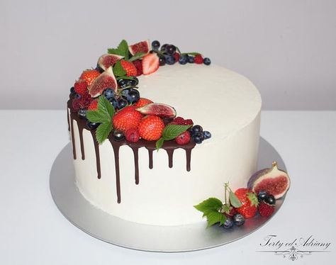 Cake Designs With Fruit, Cake Decorating With Fruit, Fresh Fruit Cake Decoration, Cake With Fruit Decoration, Fruit Cake Designs, Fresh Fruit Cake Design, Strawberry Topped Cake, Fruits Cake Design, Cake Decoration Fruit