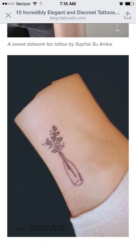 Small vase Tough Tattoos, Vase Tattoo, Tattoo Lotus, Paris Tattoo, Typography Tattoo, Handpoke Tattoo, Muster Tattoos, Amazing Body, Delicate Tattoo