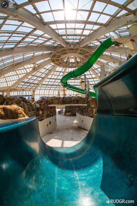 Deserted Places: An abandoned tropical swimming pool in the Netherlands Swimming Pool Aesthetic, Tropical Swimming Pool, Deserted Places, Empty Pool, Indoor Water Park, Pretty Water, Dead Malls, Glass Ceilings, Abandoned Theme Parks