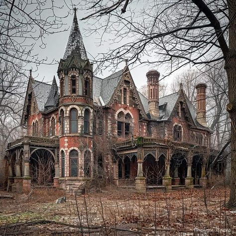 1880s Aesthetic House, Old Victorian Mansions Gothic, Large Old House, Overgrown Manor, Old English Architecture, Haunted Mansion Exterior, Old Big House, Old Mansion Exterior, Abandoned Houses Interior