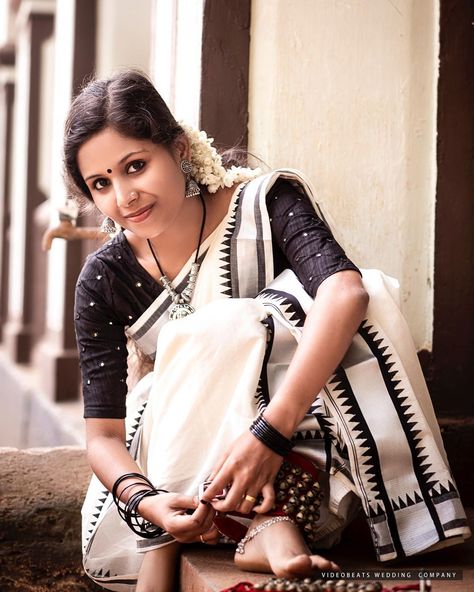 Set Saree Kerala, Kerala Models, Kerala Saree Blouse Designs, Saree Black, Ethnic Beauty, Kerala Bride, Bridal Sarees South Indian, Kerala Saree, Set Saree