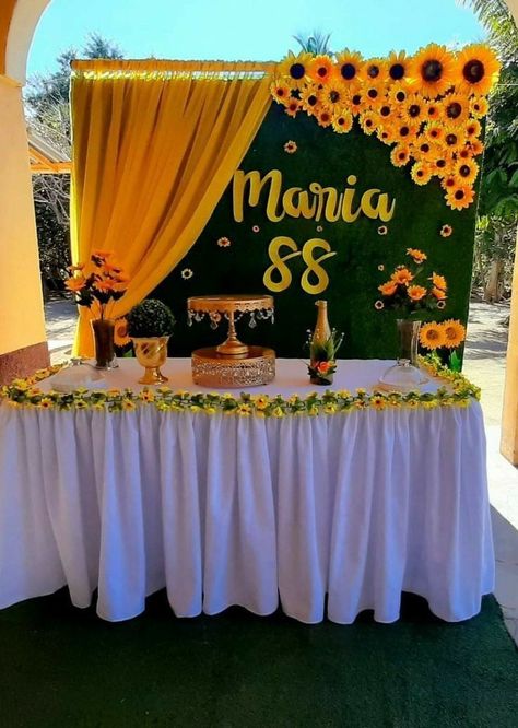 Sunflower Birthday Parties, Sunflower Centerpieces, Sunflower Party, Sunflower Baby Showers, Sunflower Themed Wedding, Decoration Evenementielle, 50th Birthday Decorations, 50 Birthday, Mom Party