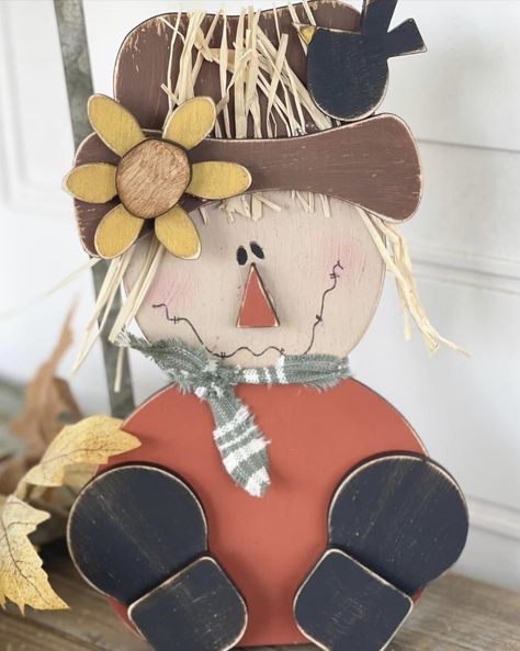 Diy Scarecrow Craft, Scarecrow Diy, Wood Scarecrow, Scarecrow Craft, Scarecrow Decor, Fall Yard Decor, Burlap Kitchen, Diy Scarecrow, Hand Painted Birdhouses