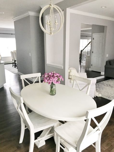 All White Kitchen Table, White Kitchen Tables, White Shaker Cabinet Kitchen, Kitchen Table White, White Shaker Cabinet, Estilo Cottage, Small White Kitchens, Painted Kitchen Tables, White Kitchen Table