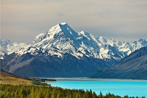 📍Today, let’s explore the majestic Aoraki/Mount Cook in New Zealand! 🏔️Aoraki/Mount Cook, the highest mountain in New Zealand, offers a surreal experience for anyone looking to immerse themselves in the wonders of nature. Its breathtaking landscapes, towering peaks, and serene skies make it a paradise for hikers, photographers, and adventure enthusiasts alike. 🥾The Hooker Valley Track is the most popular hike here, and for good reason. This 6.2-mile round trip trail offers stunning views o... Mount Cook New Zealand, Aoraki Mount Cook, Nature Wonders, Mount Cook, Mountain Destinations, New Zealand Landscape, Visit New Zealand, Geometric Drawing, New Zealand Travel