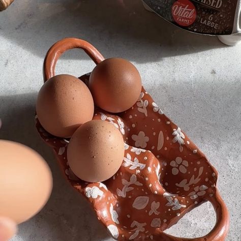 Air Dry Egg Tray, Egg Holders Diy, Diy Ceramic Egg Tray, Diy Clay Egg Tray, Diy Clay Egg Holder, Practical Diy Projects, Diy Thrift Gifts, Pottery Egg Tray, Air Dry Clay Egg Holder