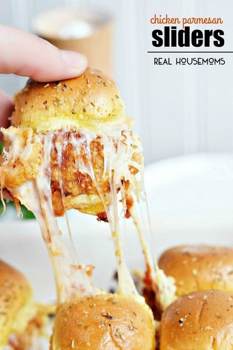 Chicken Parmesan Sliders Parmesan Sliders, Chicken Parmesan Sliders, Easy Slider Recipes, Fried Chicken Tenders, Slider Recipes, Super Bowl Food, Football Food, Snacks Für Party, Chicken Parmesan