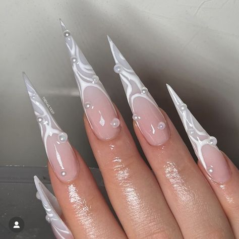 Stilleto Nails White Designs, Stilettos Nails Long, White Nails Long Design, Baddie Stilleto Nails Acrylic, Long Stellio Nails, Staleto Nails Design, White Stilleto Nails Designs, White Stelito Nails, Stelito Nails Designs