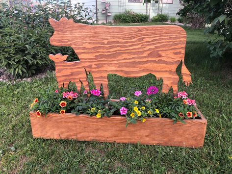 Ffa Wood Projects, Wooden Cow Planter Box Pattern, Cow Planters Diy, Cow Planter Diy, National 4-h Week Ideas, Western Planter Ideas, Ag Mech Projects Wood, Western Landscaping Ideas, Cow Planters