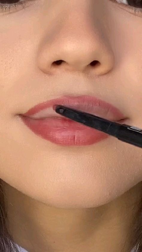 Tutorial contorno de boca! Tar Lipstick, Nyx Matte Lipstick, Diy Lipstick, Make Tutorial, Matte Lip Gloss, Make Up Inspo, Makeup Makeover, Mac Lipstick, Colorful Makeup