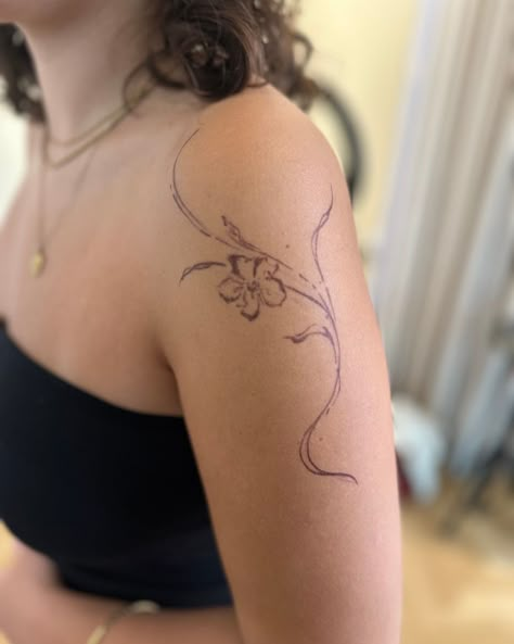 Freehand minimalist flowy flower design by Betty. Thank you for the trust 💞 Back And Shoulder Flower Tattoo, Minimalistic Shoulder Tattoo, Freehand Flower Tattoo, Around Arm Tattoo Women, Wispy Flower Tattoo, Tattoo Flower Ideas, May Tattoos, Tattoo Flower Designs, Flowy Tattoo