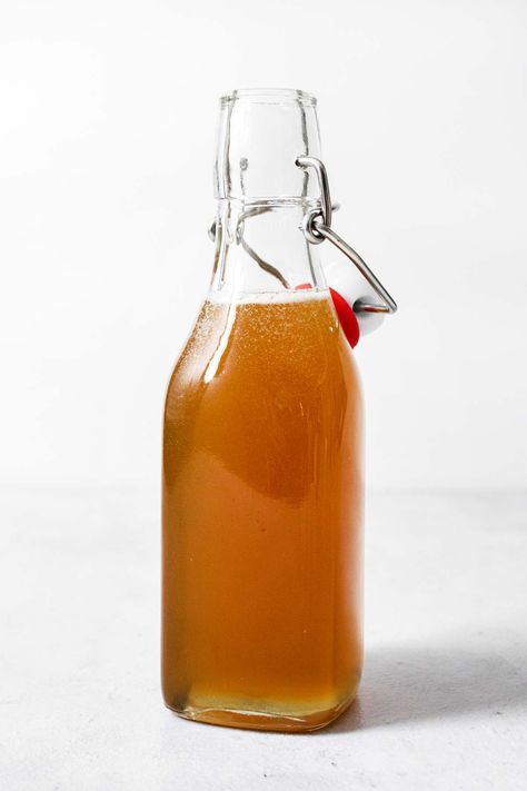 Honey and water are all that's needed to make this honey simple syrup. Use it in coffee, tea, or any drink where you want the sweet taste of honey. Honey Simple Syrup Recipe, Warm Milk And Honey, Vibe Party, Mat Inspiration, Simple Syrup Cocktails, Gingerbread Syrup, Honey Simple Syrup, Liquor Recipes, Cinnamon Syrup