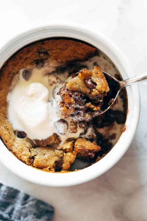 Deep Dish Cookie Bowls! Buttery, crisped cookie ridges with a melty chocolate and slightly underdone center, served in bowls with a scoop of ice cream. YUM. Ramekin Dessert, Ramekin Recipe, Deep Dish Cookie, Cookie Bowls, Raspberry Crumble, Pinch Of Yum, Oven Safe Bowls, Dessert For Two, Gateaux Cake