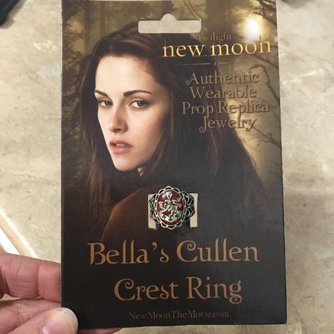 Izzy on Instagram: “This just got here! 😍 #twilight #thetwilightsaga #newmoon #bellaswan #kristenstewart” Bella Swan Ring, Twilight Jewelry, Cullen Crest, Twilight Merch, Twilight Ring, Pretty Little Liars Books, Vampire Ring, Heart Solitaire Ring, One Direction Merch