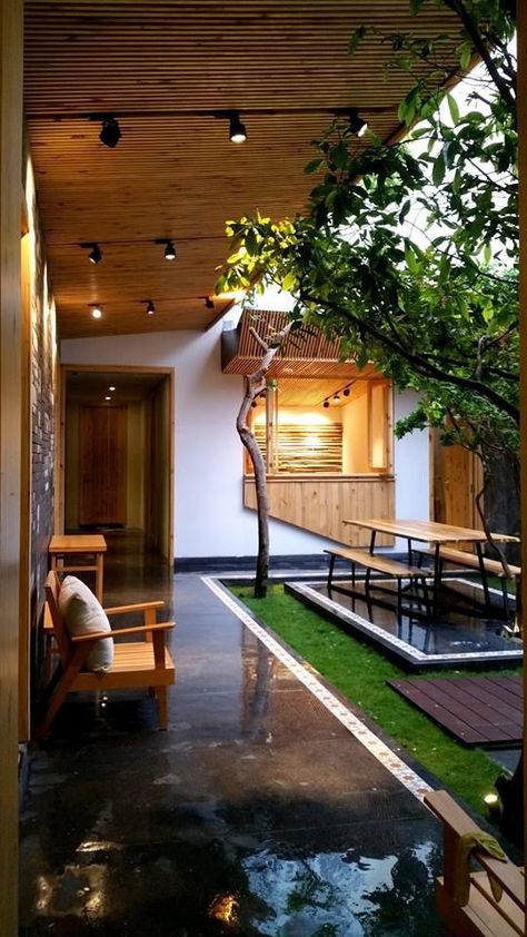 Kolam Koi, Home Designs Exterior, Architecture Decoration, Indian Home Design, Courtyard Design, Small Backyard Gardens, Tropical House, Inspiration Photos, Bungalow House Design