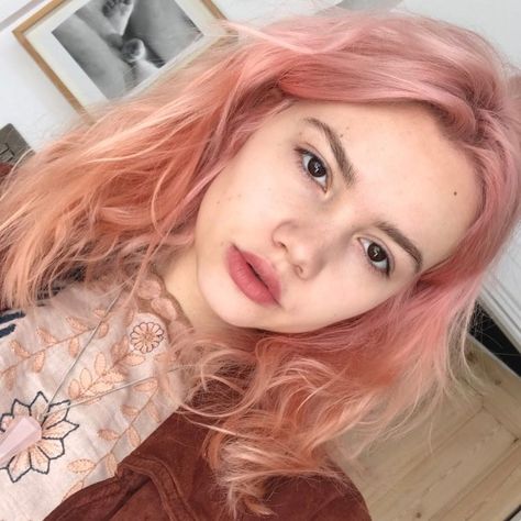 💫no makeup (no facetune even though that app is sickening u can literally add highlight and change ur eye colour so naturally :o ) Pelo Color Vino, Hair Color Orange, Scene Girl, Peach Hair, Portrait Photos, Hair Color Pink, Trendy Hair Color, Pastel Hair, Dye My Hair