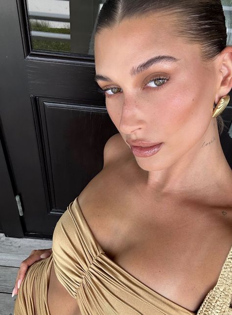 Arguably the biggest makeup trend of the summer, ‘latte makeup’ is a fusion of bronzed makeup, glowy skin and minimal effort. With over 324 million views (and counting) on TikTok, plus Hailey Bieber-approved, it’s definitely one worth bookmarking the next time it pops up on your FYP. Bronzed Glowy Makeup Look, Hailey Bieber Glowy Makeup, Hailey Bieber Eye Makeup, Bronzy Glowy Makeup Wedding, Bronzy Glowy Makeup, Glowy Bronze Makeup, Bronze Glowy Makeup, Bronzy Makeup Look, Summer Latte