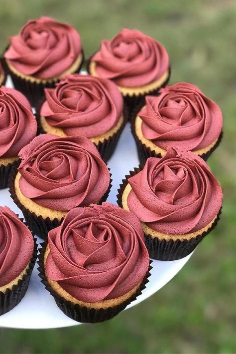 wedding cupcake on a round plate with a cream of marsala color colorful cupcakes via instagram Cupcake Receptek, Wedding Cake Cupcakes, Galaxy Cake, Easy Cupcake Recipes, Torte Cupcake, Food Appetizers, Easy Cheesecake Recipes, Wedding Dessert, Fun Beach